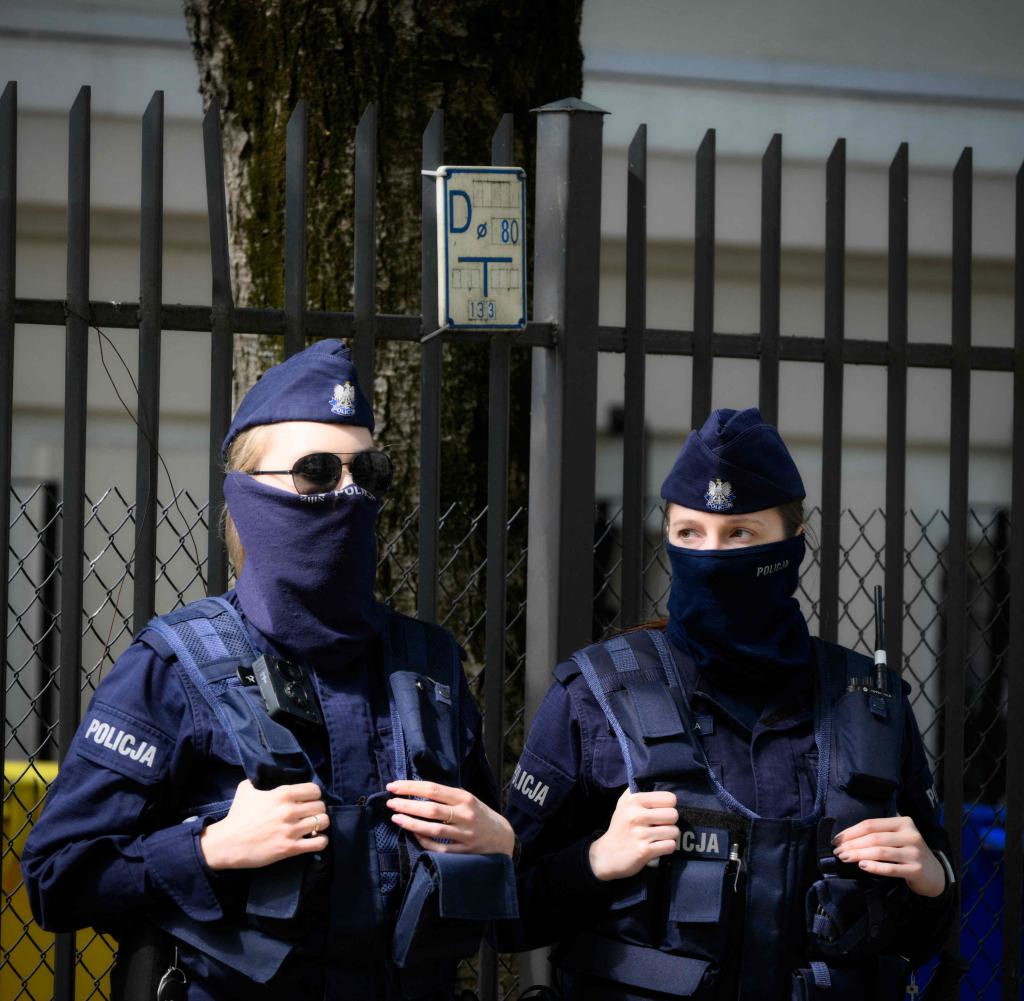 Polizisten vor der Schule in Warschau