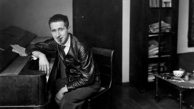 Exhibition in Augsburg: He knew how to stage himself: Bertolt Brecht celebrates machoism here with a cigar and his famous black leather jacket.