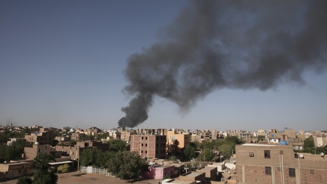 Fighting in Sudan: smoke over Khartoum, capital of Sudan.