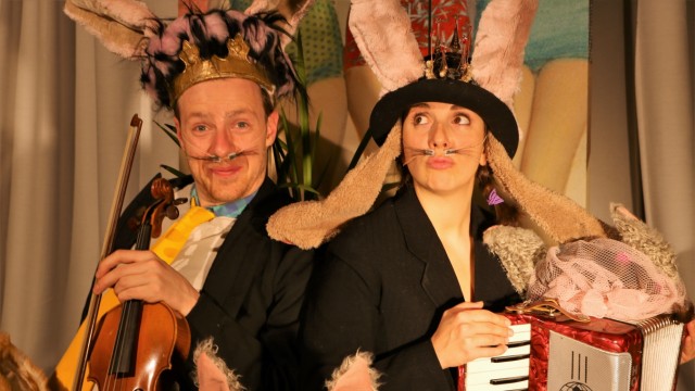 Portrait: Burkhard Kosche (left) as director wobbly ear advertises in "Song War of the Heidehasen" for the hand of the pretty rabbit princess (Marina Granchette) - from May 21st again in the Hofspielhaus.