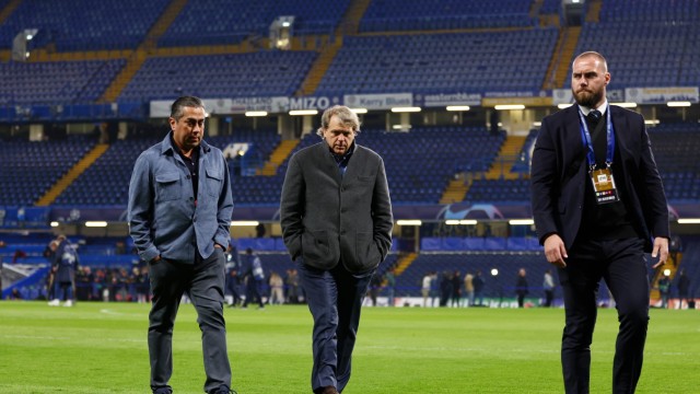 Champions League: Todd Boehly (centre), owner of Chelsea FC, trotts across the pitch at Stamford Bridge.  He will have to change the team drastically.