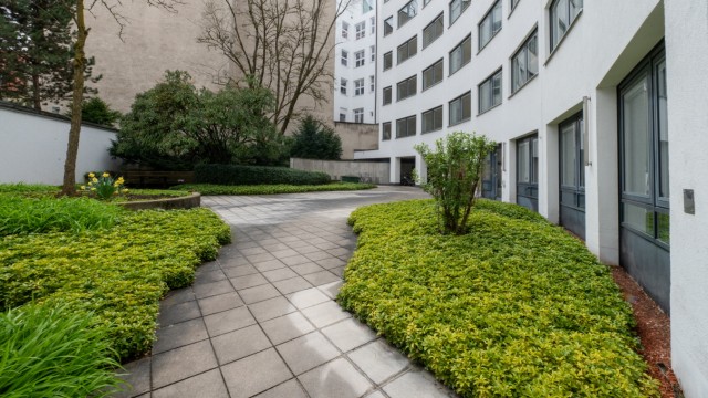 More green in the city center: With space for insect hotels and bicycles: the inner courtyard of the Department for Labor and Economics.