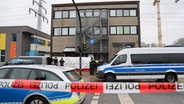 Police officers are standing in front of the building of Jehovah's Witnesses in the Alsterdorf district.  Several people were killed and a few injured when shots were fired at a Jehovah's Witnesses event on Thursday evening.  © Christian Charisius/dpa 