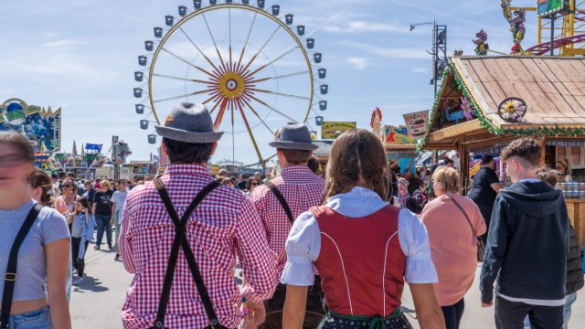 Flea market in Munich: In addition to the large flea market, thousands of visitors are also drawn to the spring festival on the Theresienwiese on Saturday.