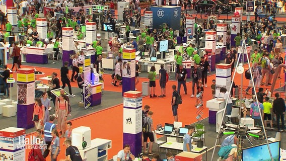 An exhibition hall full of stands and visitors.  ©screenshot 