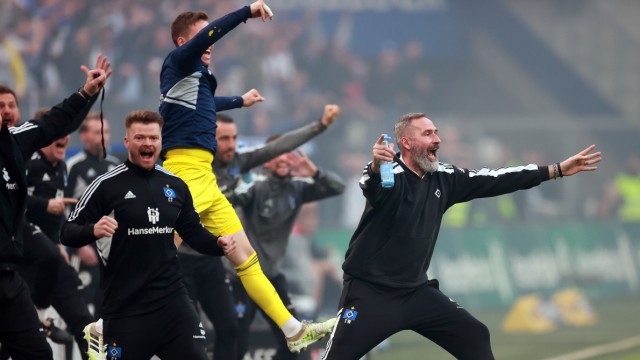 Hamburg city derby: A never-ending ups and down of emotions: The next goal sends head coach Tim Walter (right) into ecstasy - until the next goal for HSV.
