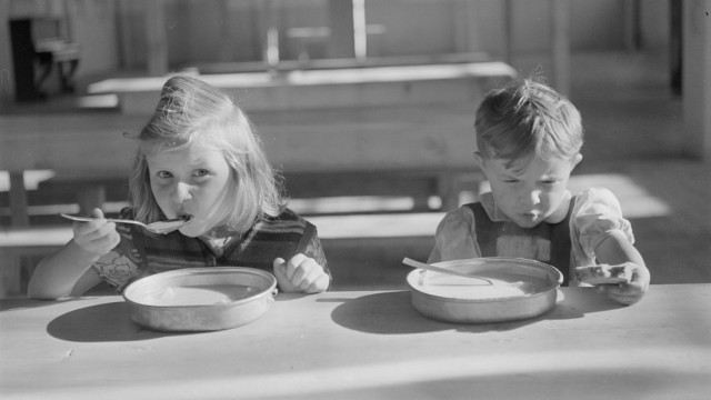 Exhibition in Kempten: Everyday life in the Kempten camp: children having their morning meal in the large dining hall.