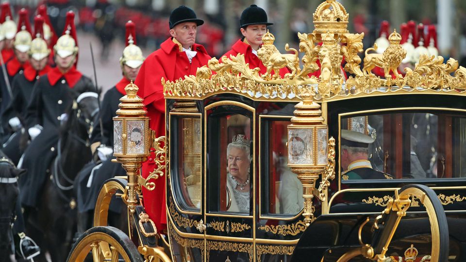 With the "Diamond Jubilee State Coach" drive King Charles III.  and his wife Camilla on May 6 for the coronation.  This photo shows the Queen in the carriage in 2019.