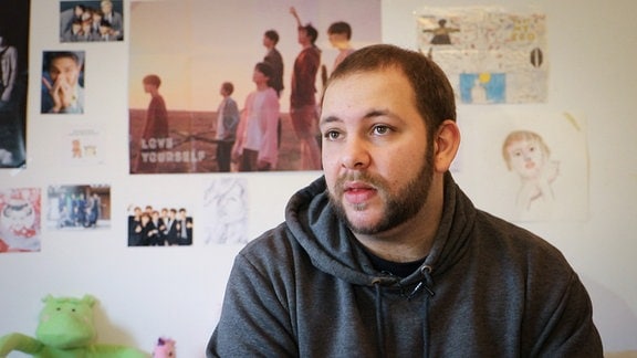 Metin changed homes and foster families several times during his childhood.  Growing up with crises - how can that succeed?  Reporter Thomas Kasper followed the everyday life of the four young adults for over half a year.
