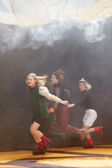 Celebrity tips for Munich and Bavaria: The "robbers"based on Schiller's "The robbers", premiered at the Kammerspiele in 2019.  The play was Eva Löbau's first collaboration with the director Leonie Böhm (scene with Gro Swantje Kohlhof, Julia Riedler, Sophie Krauss, from left to right)