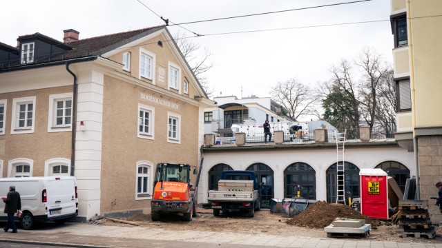 "Bogenhauser Hof": The construction work is going on outside on Ismaninger Straße...