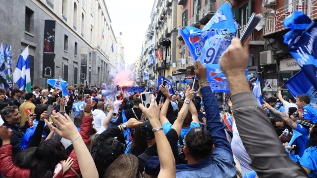 Naples and the championship celebration: Not everyone fits into the stadium - that's why the streets in Naples are full of football fans.