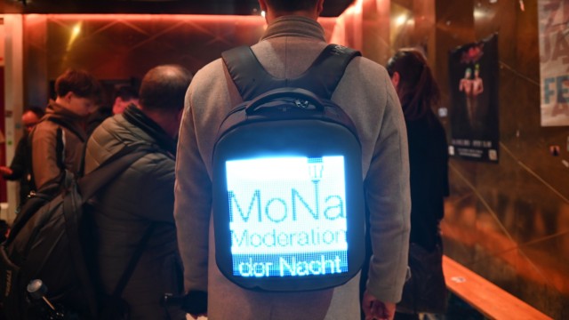 Nightlife in Munich: night mayor Kay Mayer and his backpack catch the eye on the tour of Sonnenstrasse, here at Harry Klein.  Mayer would also like to establish this type of inspection in the city districts.