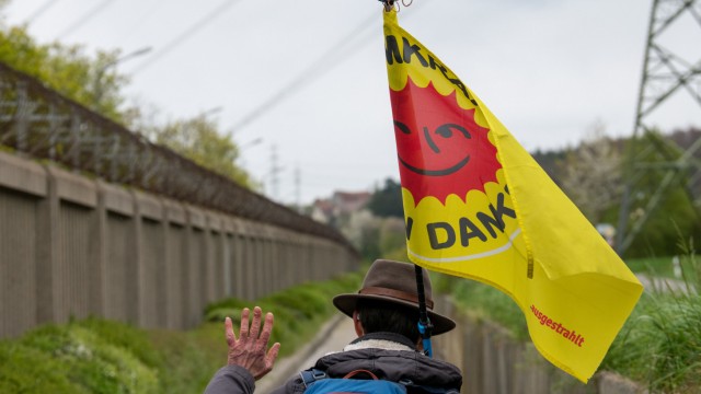 Nuclear power plants: Saturday was a reason for celebration for opponents of nuclear power, as for this man who is walking along the power plant site in Neckarwestheim.