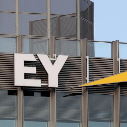 The logo hangs on the auditor's office building in Berlin "EY"  |  HAYOUNG JEON/EPA-EFE/Shutterstoc