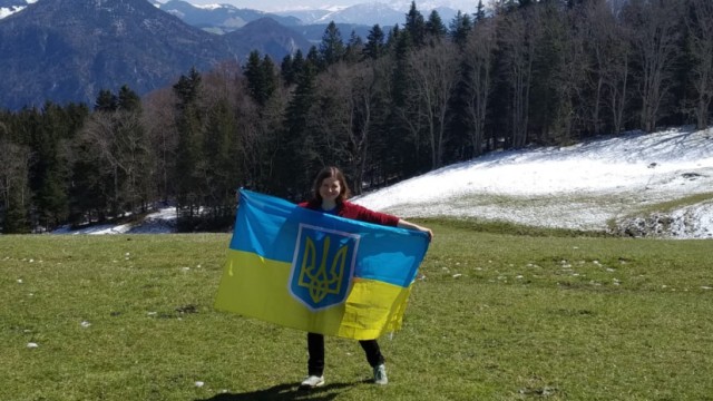 Between worlds: Emiliia Dieniezhna took the Ukrainian flag with her to the mountains.