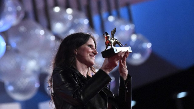 Documentary: Laura Poitras with her Golden Lion, which she won in 2022 at the Venice Film Festival for "All the Beauty and the Bloodshed" was awarded.
