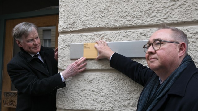 Beginning of the Nazi reign of terror: Pastor Björn Mensing and City Councilor Beppo Brem (right) attach the commemorative sign to the residential building on Hans-Sachs-Strasse.