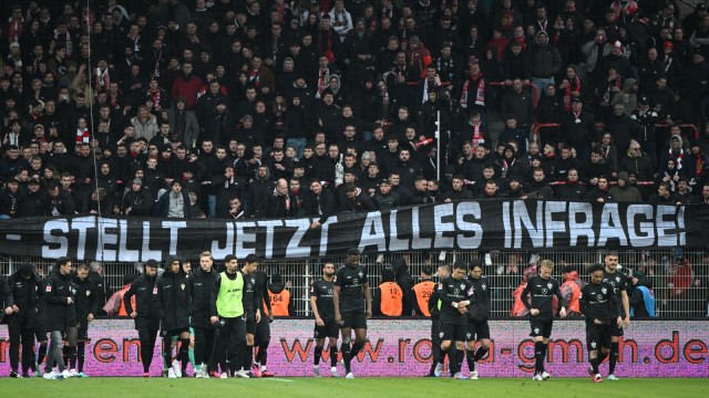 Bundesliga: Clear demand from the Stuttgart supporters: "Live up to your responsibilities - question everything" says the poster that some of them are holding in Berlin.
