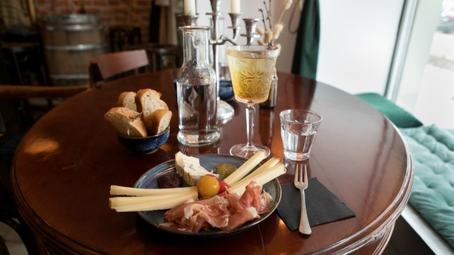 Le Petit P.: Enjoy your meal: a mixed platter with Prosecco Mate.