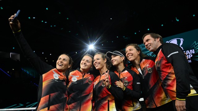 Tennis women against Brazil: a selfie with happy German winners in Stuttgart.
