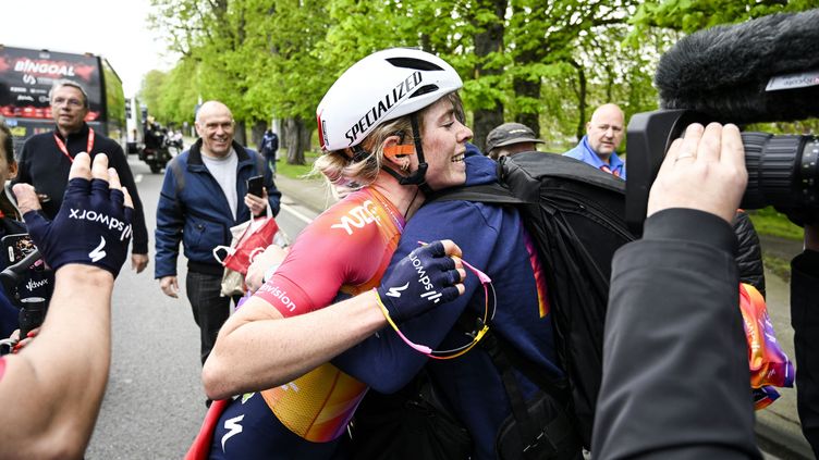 The Dutch Demi Vollering crowned in Liège-Bastogne-Liège, April 23, 2023. (TOM GOYVAERTS / AFP)
