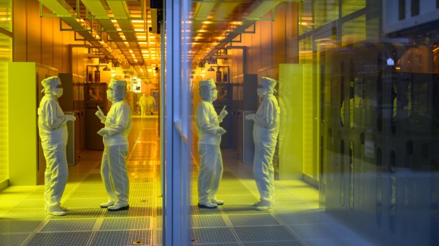Chip industry: employees of the Infineon chip company in the clean room of the chip factory.