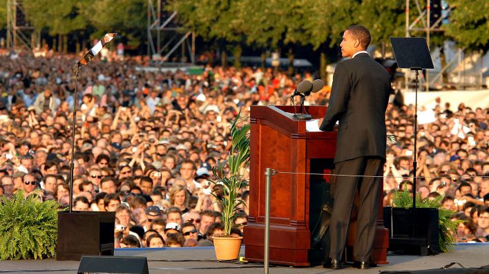 Archive photo: The democratic US presidential candidate Barack Obama on July 24, 2008 during his speech in front of thousands of spectators at the Victory Column in Berlin Tiergarten.  (Source: dpa/TSP)