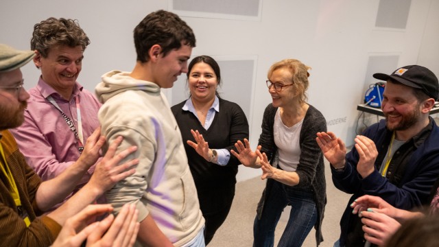Workshop in the Pinakothek der Moderne: Come on, dare!  Juliane Köhler does a couple of perception and relaxation exercises with the workshop participants.