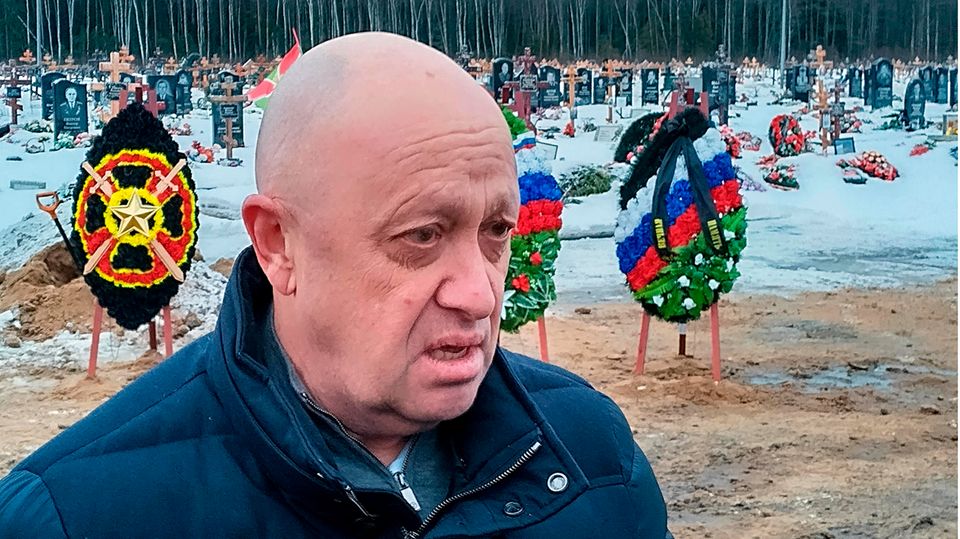 Repeatedly and vulgarly criticizes the Russian military leadership: Wagner boss Yevgeny Prigozhin, here in a cemetery near St. Petersburg last winter