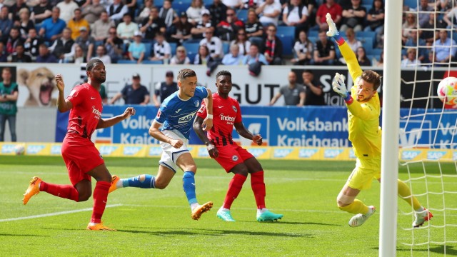 Bundesliga: Start of the TSG victory: Christoph Baumgartner (center) scores 1-0 against Frankfurt.