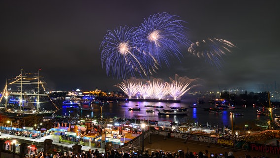 Numerous excursion and traditional ships are on the Elbe in front of the Landungsbrücken during the fireworks.  The traditional fireworks took place on the evening of the second day of the 834th Hamburg Port Birthday.  © dpa-Bildfunk Photo: Jonas Walzberg/dpa