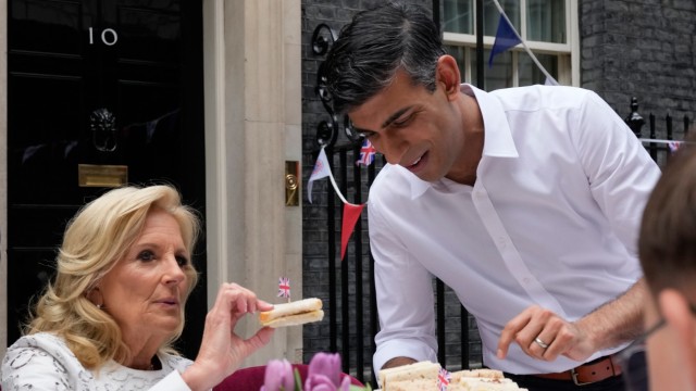 Coronation of Charles III: A sandwich for the First Lady: Jill Biden and Rishi Sunak at Downing Street.