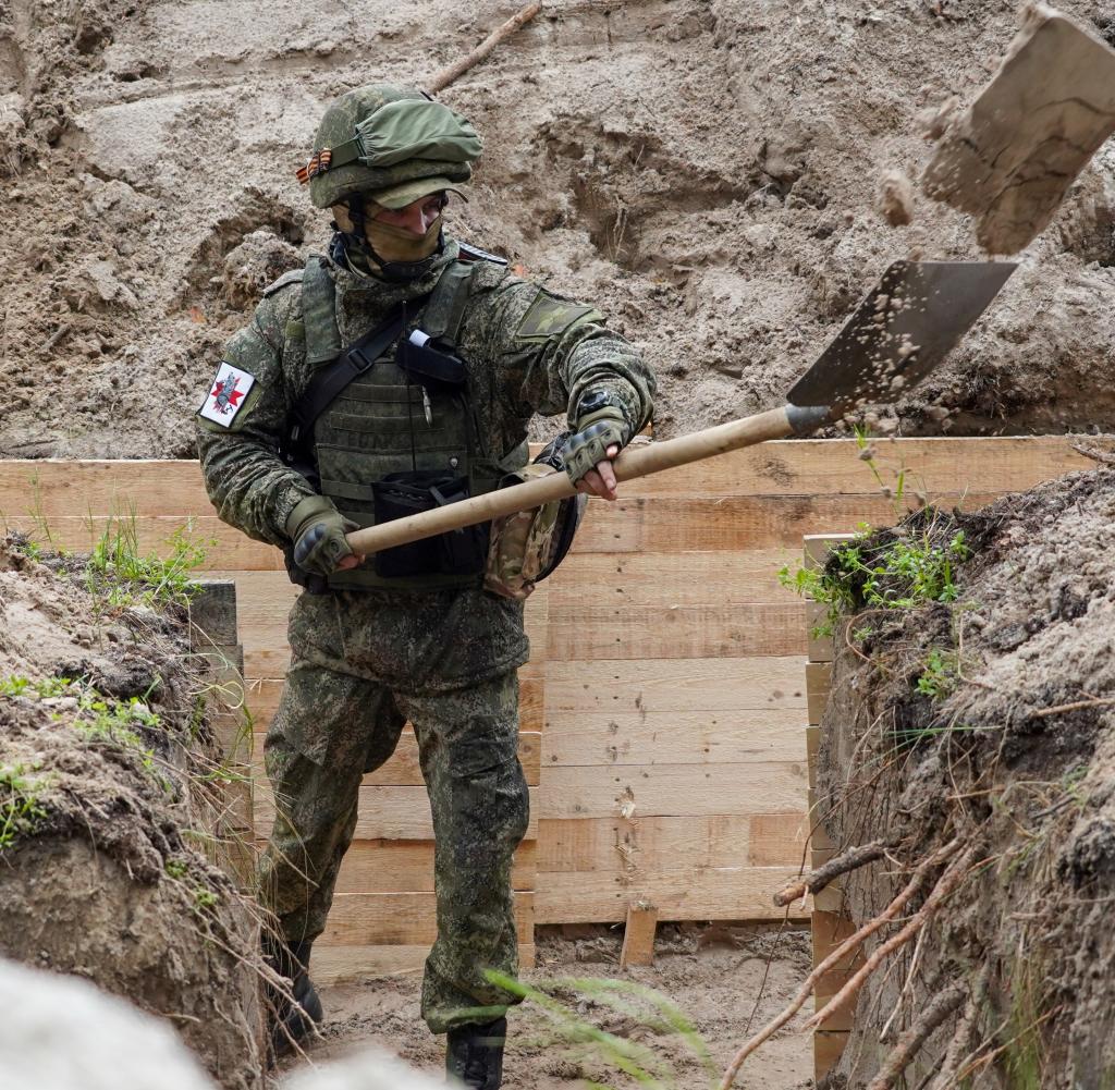Aufnahmen der Staatsagentur Tass sollen einen russischen Soldaten beim Ausheben eines Schützengrabens zeigen