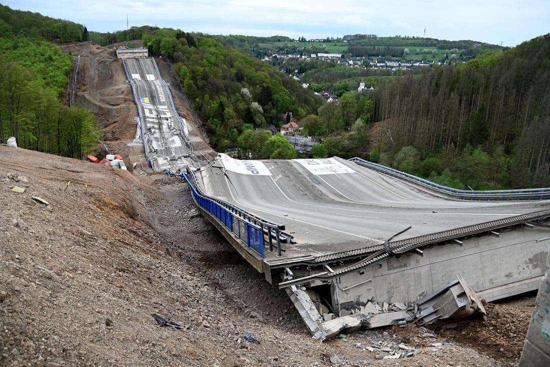 The Rahmede viaduct fell into the fall bed as planned. 