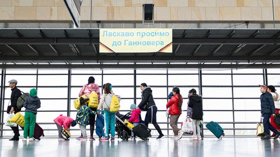 Refugees from the Ukraine go through the entrance hall of the Laatzen exhibition center station.  © dpa bildfunk Photo: Michael Matthey