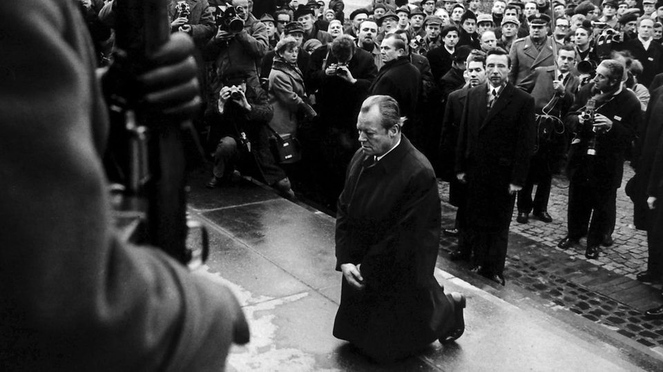 Willy Brandt kneels at the memorial for the victims of the Warsaw Ghetto Uprising in the Polish capital