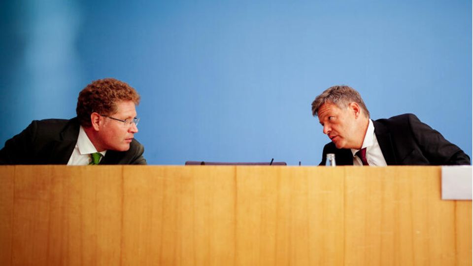 Robert Habeck (right) and Patrick Graichen, State Secretary at the BMWK, in conversation