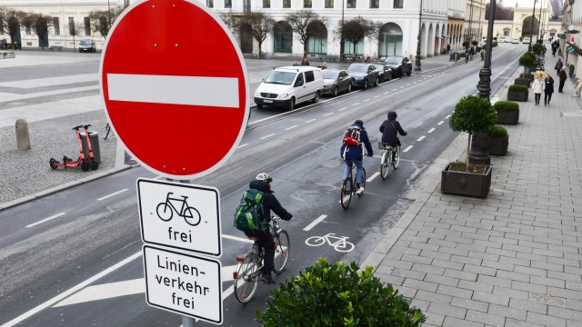 SZ series "Get on the bike": Cyclists are allowed to drive in both directions on Brienner Straße, but cars are not.