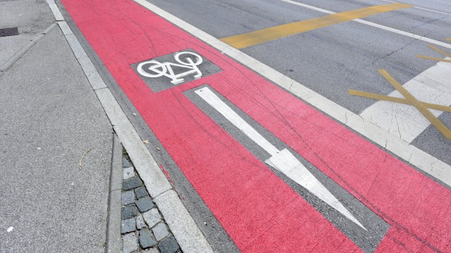 SZ series "Get on the bike": Red cycle path at the Corneliusbrücke / Erhardtstraße crossing.