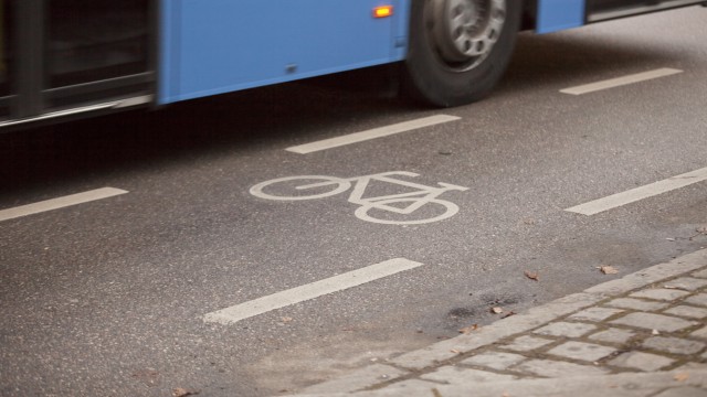 SZ series "Get on the bike": On Elsenheimerstraße, an MVG bus drives right next to the protective lane for cyclists.  This is marked by a dashed line.