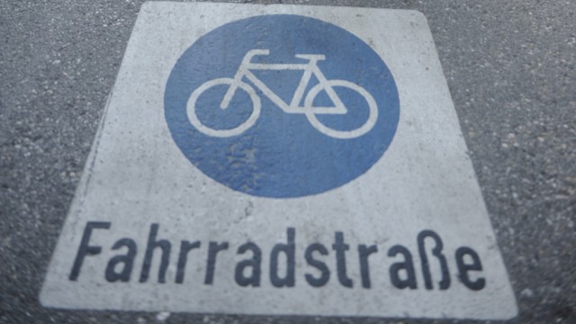 SZ series "Get on the bike": Cyclists in one of the new bicycle streets in Veterinärstraße at the university.
