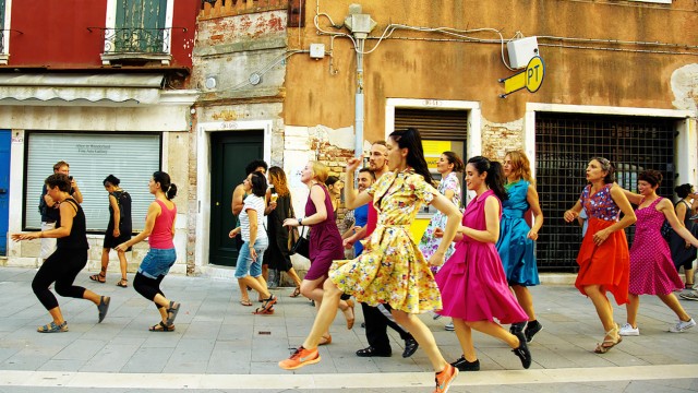 Ausstellungen: Zu ihrer "School of Narrative Dance" hat Marinella Senatore unter anderem 2015 in Venedig eingeladen. Im Juli soll auch München auf den Straßen tanzen.