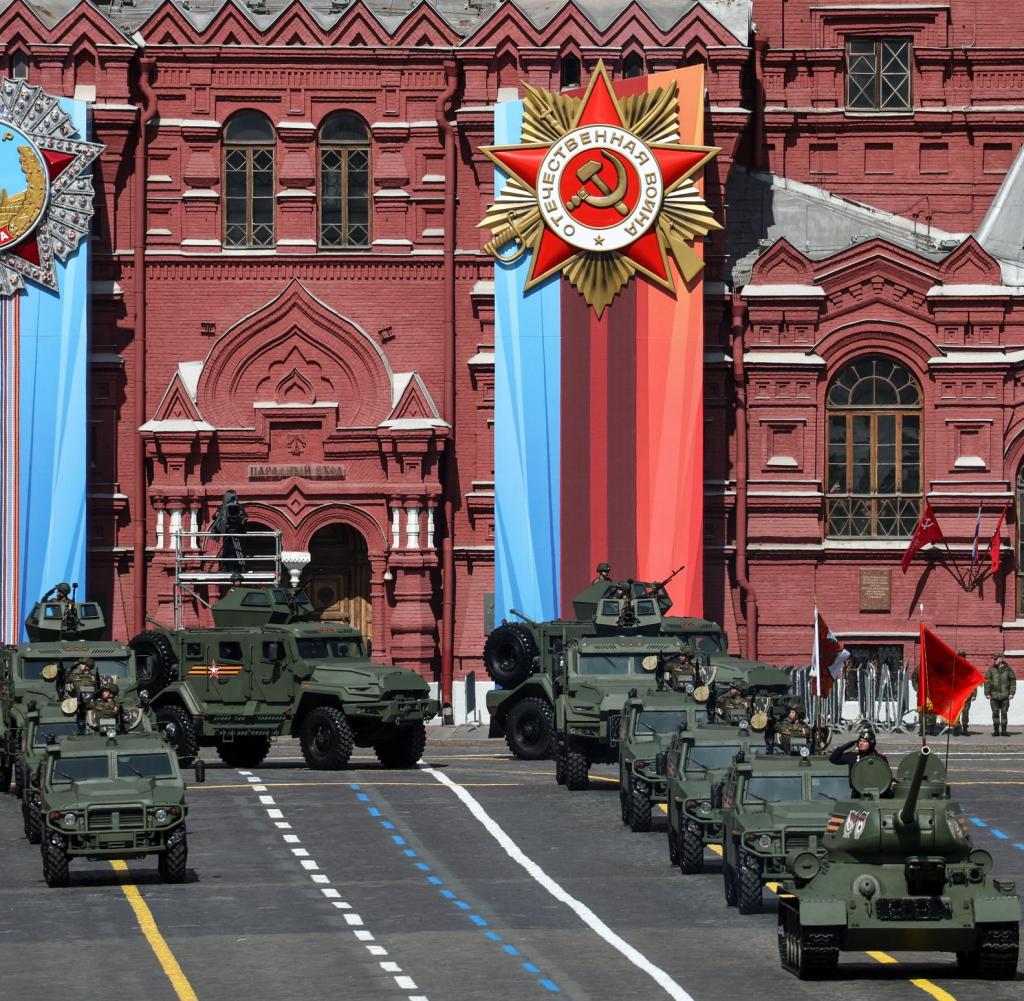 Ein einzelner Panzer führt die Parade an, wie dieses Foto der russischen Staatsagentur Tass zeigt
