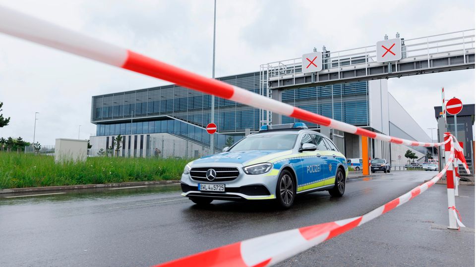 Police vehicles in front of the Mercedes-Benz plant in Sindelfingen.  Shots were fired there on Thursday morning.