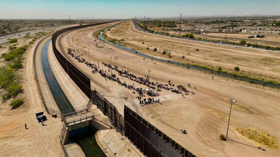 Hunderte Migranten warten vor diesem Grenzübergang in El Paso auf ihre Papiere, um in die USA einreisen zu dürfen