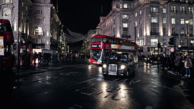 travel book "Taxi Drivers": Both stylish: buses and taxis in London.