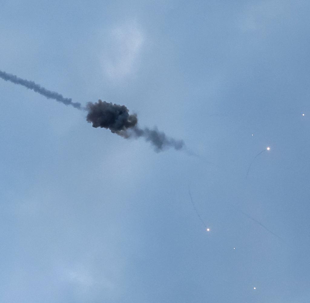 Explosion am Himmels über Kiew während eines russischen Raketenangriffs