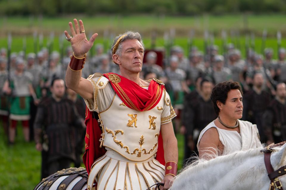 Ave and such: Vincent Cassel plays Caesar.  Always there: his writer Biopix (José Garcia)