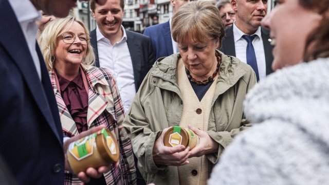Cologne: During her visit to Bad Münstereifel, Angela Merkel received honey from a local resident.
